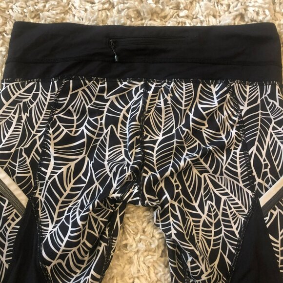 Lululemon Sz 8 Capri Workout Leggings Black & White Leaf Print Leg Pockets Back - Picture 6 of 7